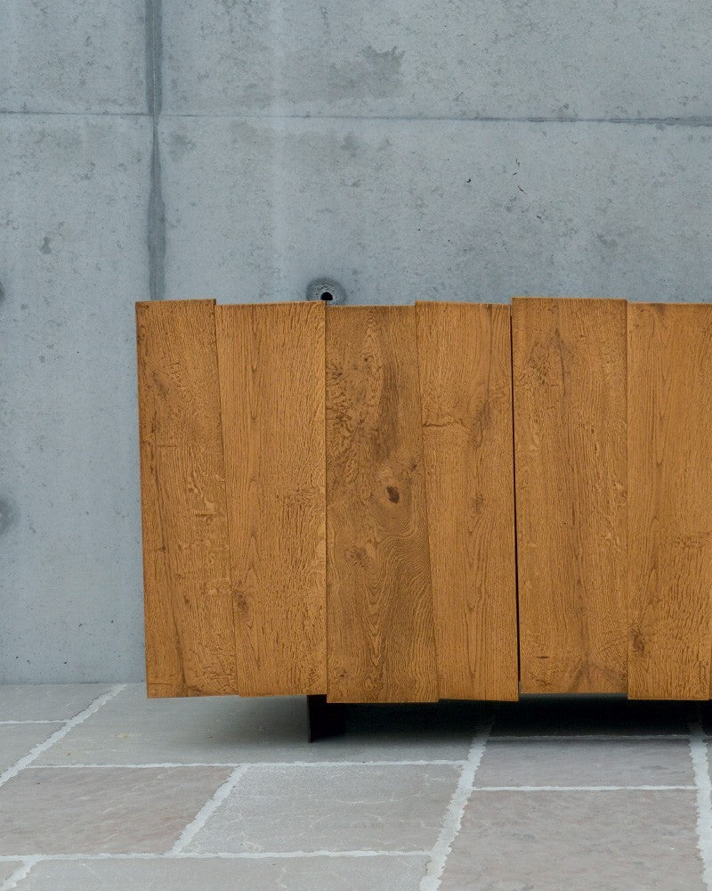 Madia credenza 3 ante battenti in rovere nodato piedini in ferro l.198 p.50 h.81 (1627) - Mobili 2G