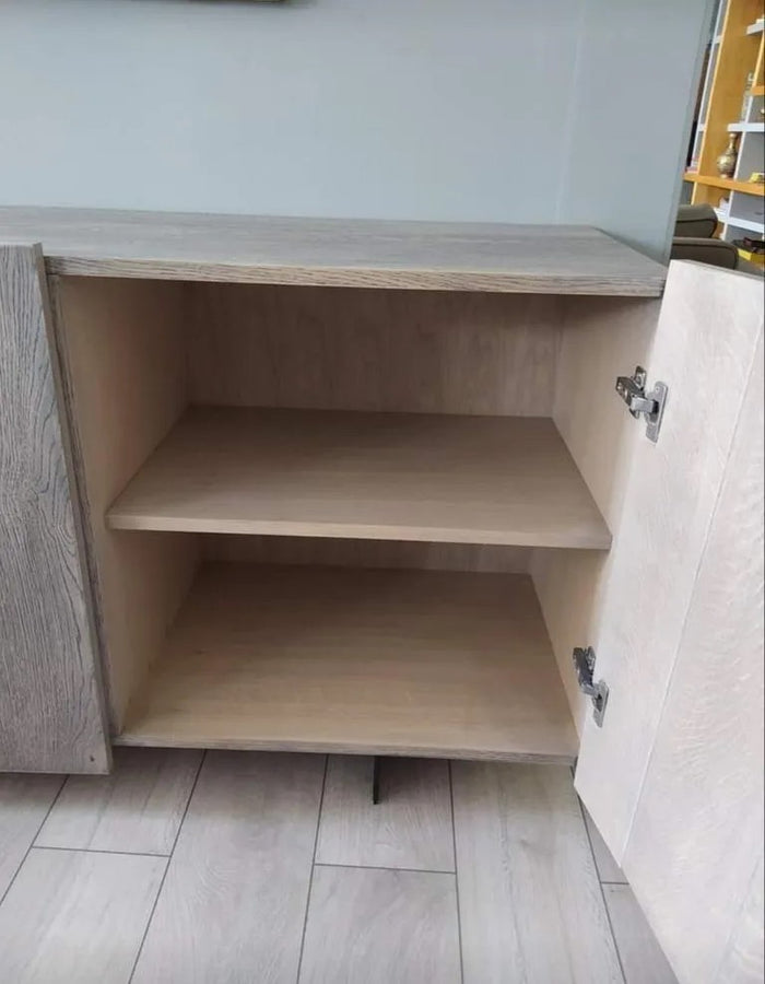 Madia credenza 3 ante rovere nodato finitura beton piedini in ferro l.198 p.50 h.81 (1626) - Mobili 2G