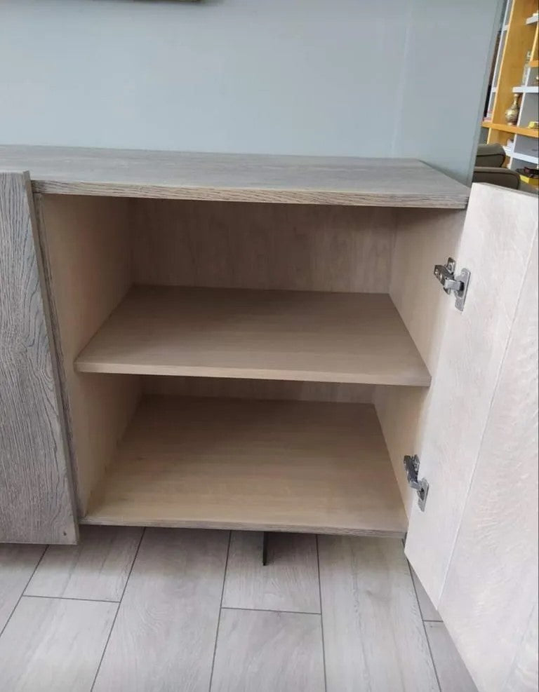 Madia credenza 3 ante rovere nodato finitura beton piedini in ferro l.198 p.50 h.81 (1626) - Mobili 2G