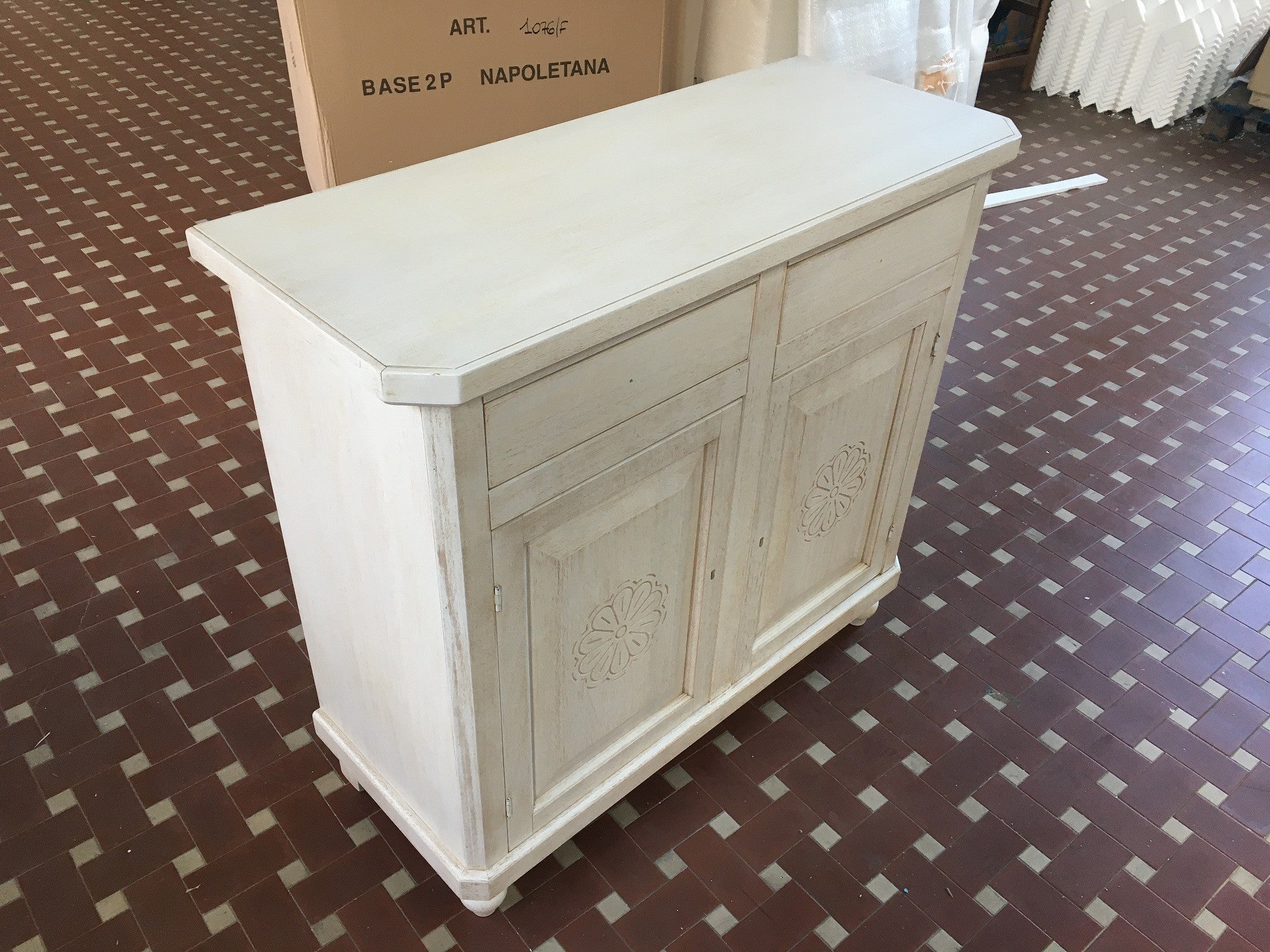 Madia credenza in legno bianco invecchiato e decori l.104 p.43 h.98