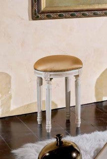 Panca imbottita in legno shabby con intagli e fregi