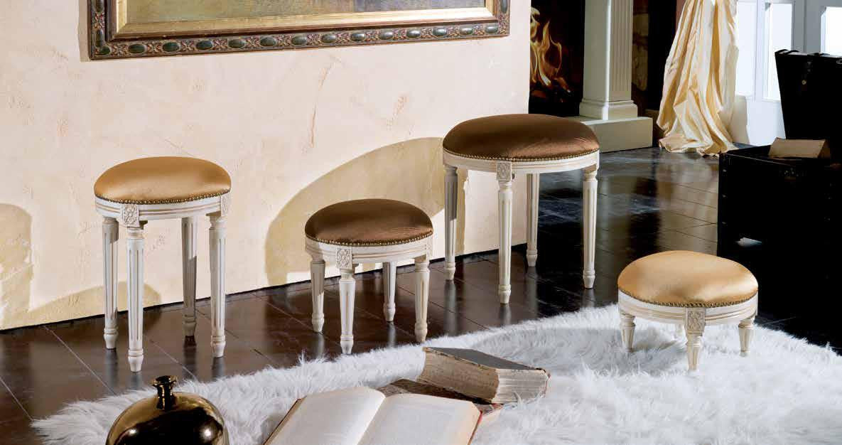 Panca imbottita in legno shabby con intagli e fregi