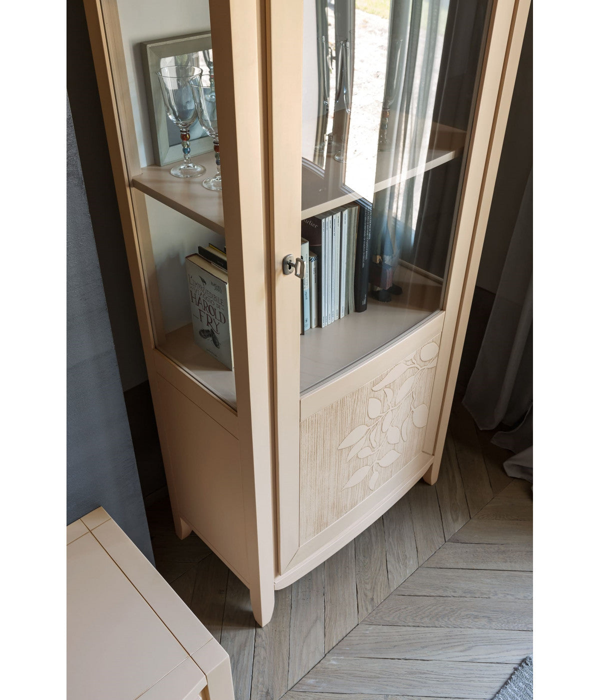 Parete attrezzata con colonne e base in legno massello con decoro foglia - Mobili 2G