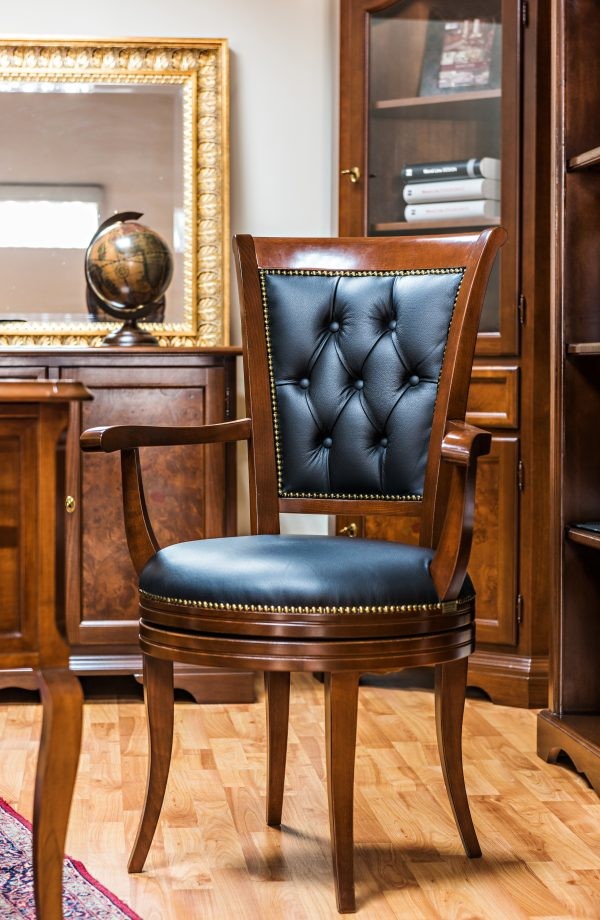 Poltrona imbottita ecopelle in legno tinta noce l.59 p.54 h.100