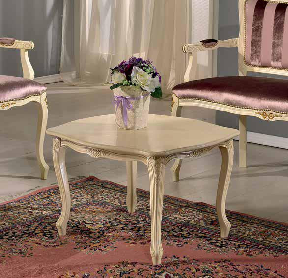 Poltrona imbottita in legno avorio con fregi oro