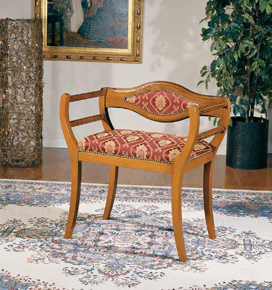 Poltrona imbottita in legno massello intagliata con fregi - Mobili 2G