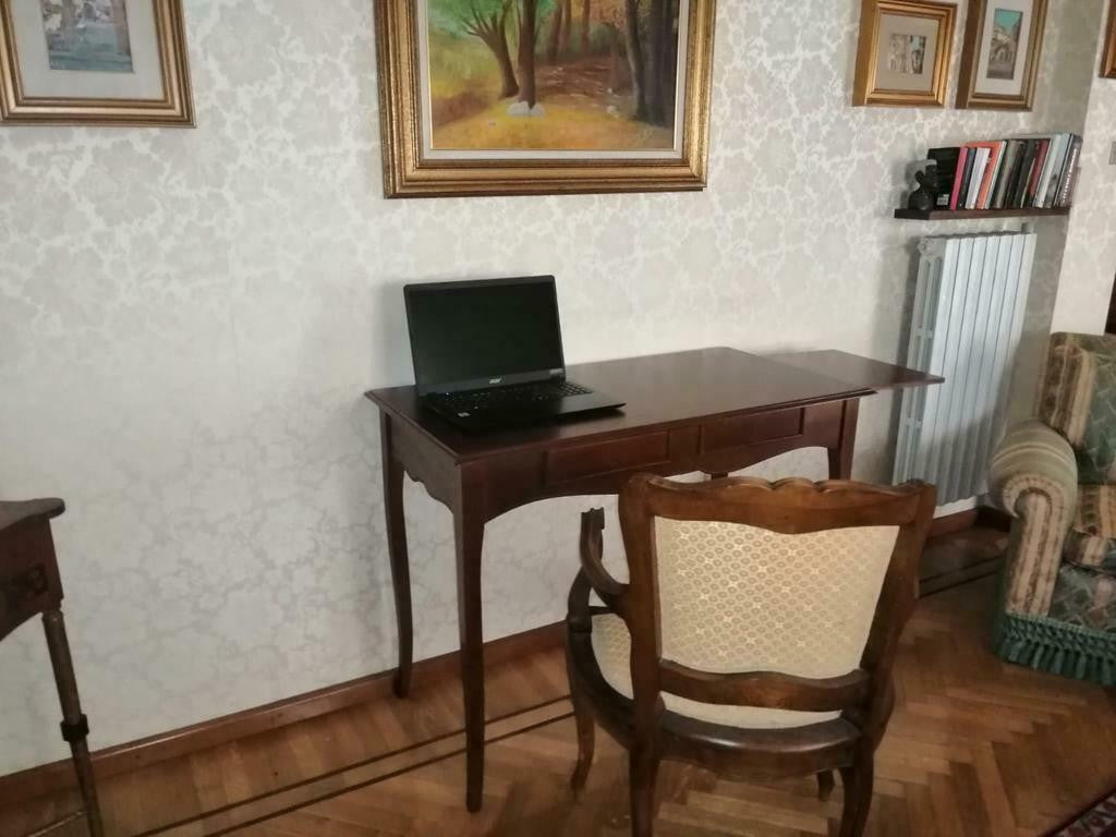 Scrivania classico in arte povera noce scuro 108x56x80 (531) - Mobili 2G