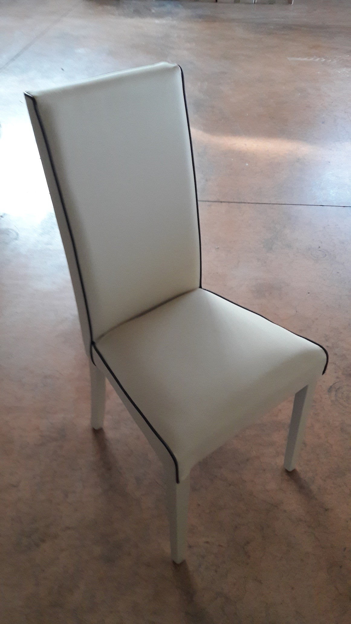 Set 2 sedie imbottite avorio in ecopelle filo marrone (6098) - Mobili 2G