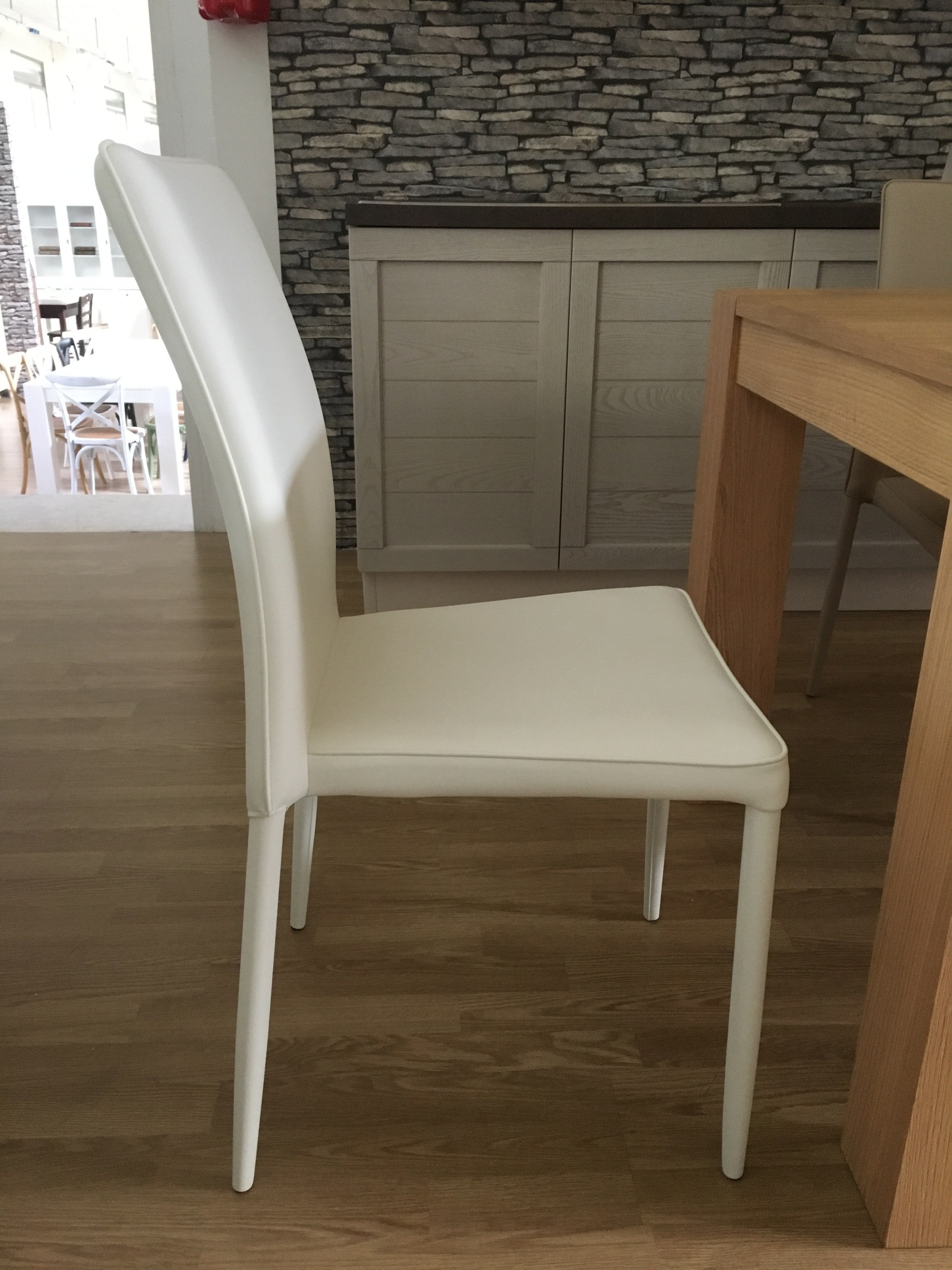 Set 4 sedie moderne in ecopelle bianca con struttura in metallo