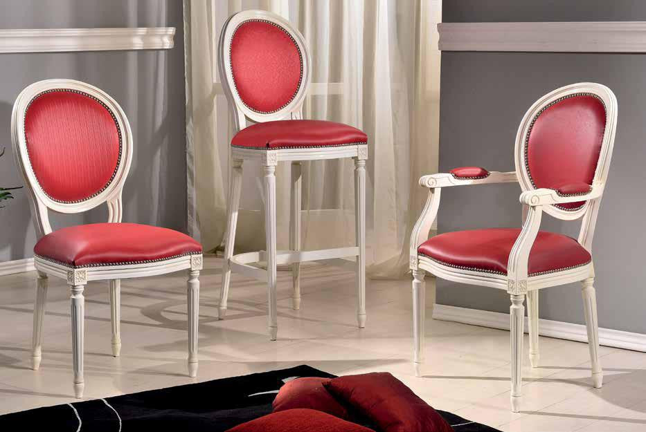 Sgabello shabby chic imbottito in legno massello con fregi