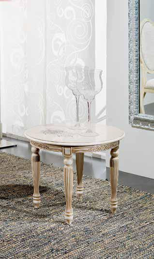 Tavolino rotondo shabby da salotto in legno intagliato con fregi