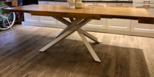 Tavolo con 2 allunghe, finitura rovere nodato