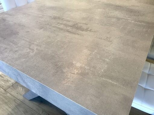 Tavolo rettangolare a croce allungabile in finitura beton nobilitato l.180 p.100 h.76 - Mobili 2G