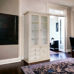 Vetrina 3 ante 3 cassetti legno shabby avorio anticato decorata 90x41x186 - Mobili 2G