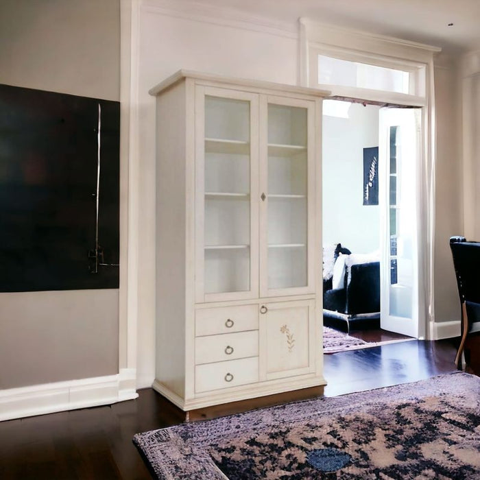 Vetrina 3 ante 3 cassetti legno shabby avorio anticato decorata 90x41x186 - Mobili 2G