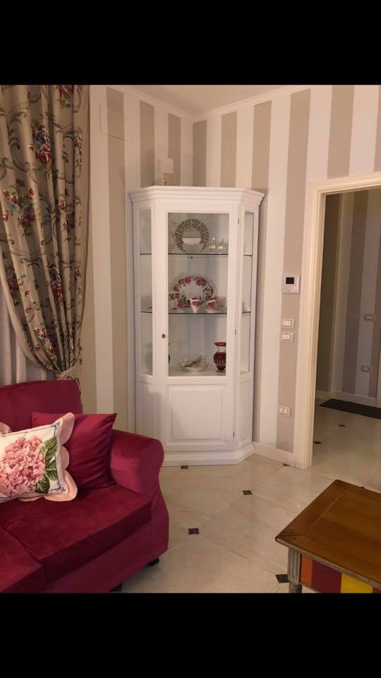 Vetrina angolo shabby in legno massello 1 porta laccato bianco l.75 p.75 h.215 - Mobili 2G