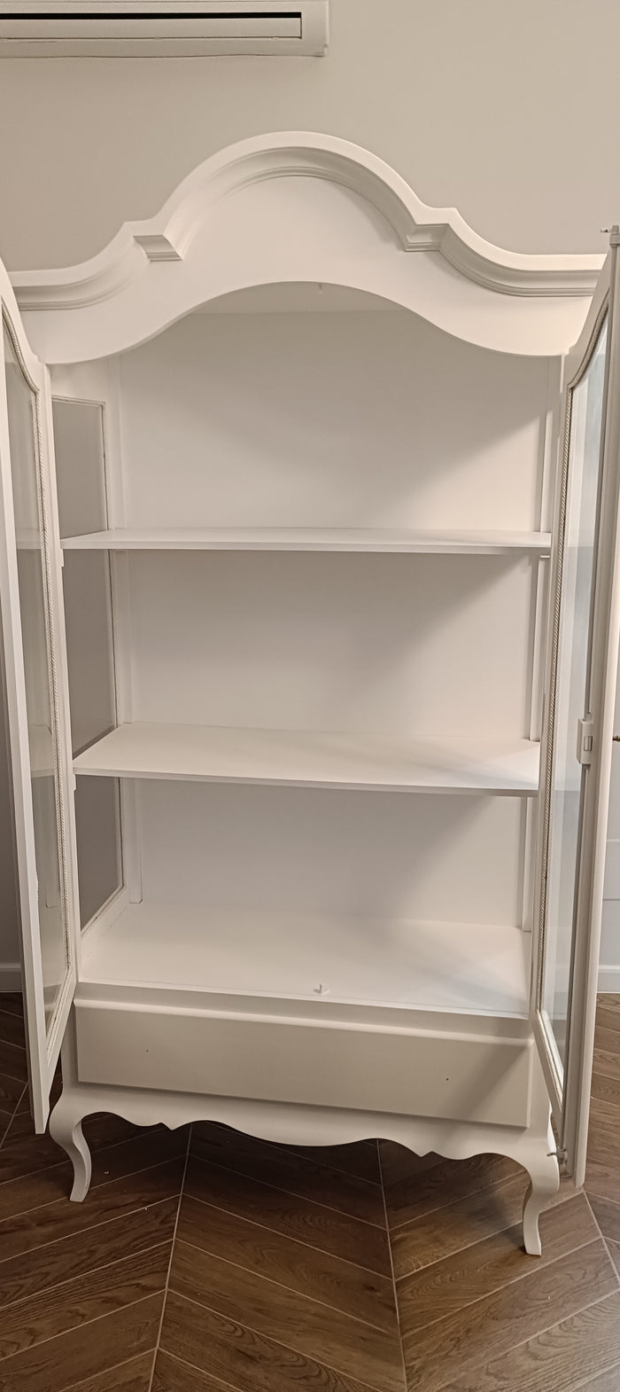 Vetrina cappello gendarme legno 2 porte shabby bianco opaco l.104 p.45 h196 (3065) - Mobili 2G