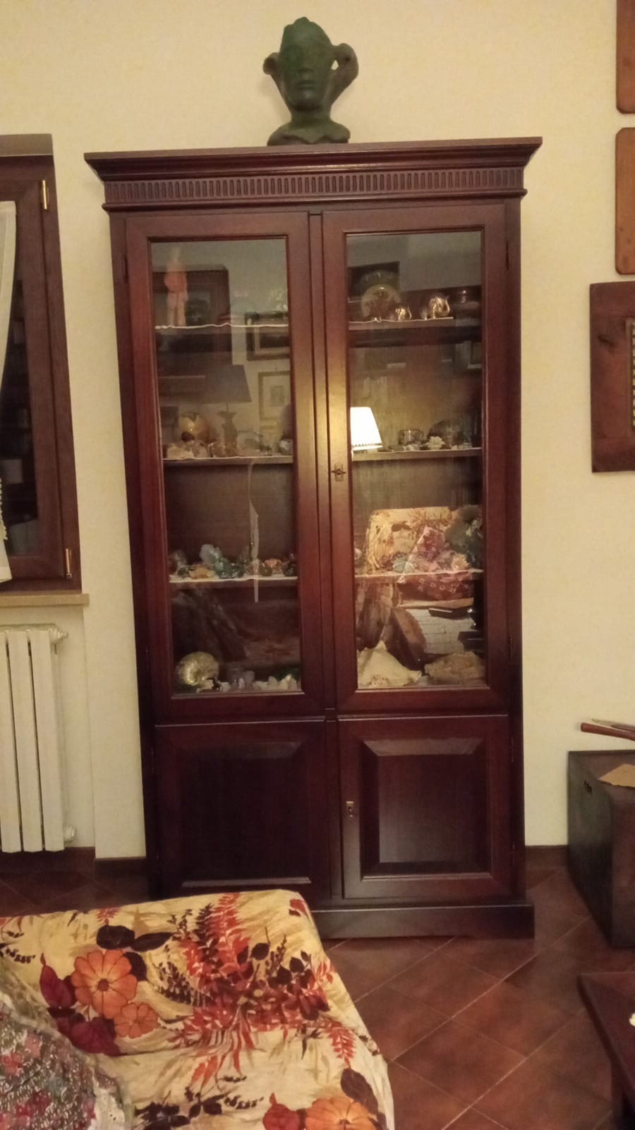 Vetrina libreria arte povera in legno tinta noce l.108 p.40 h.200