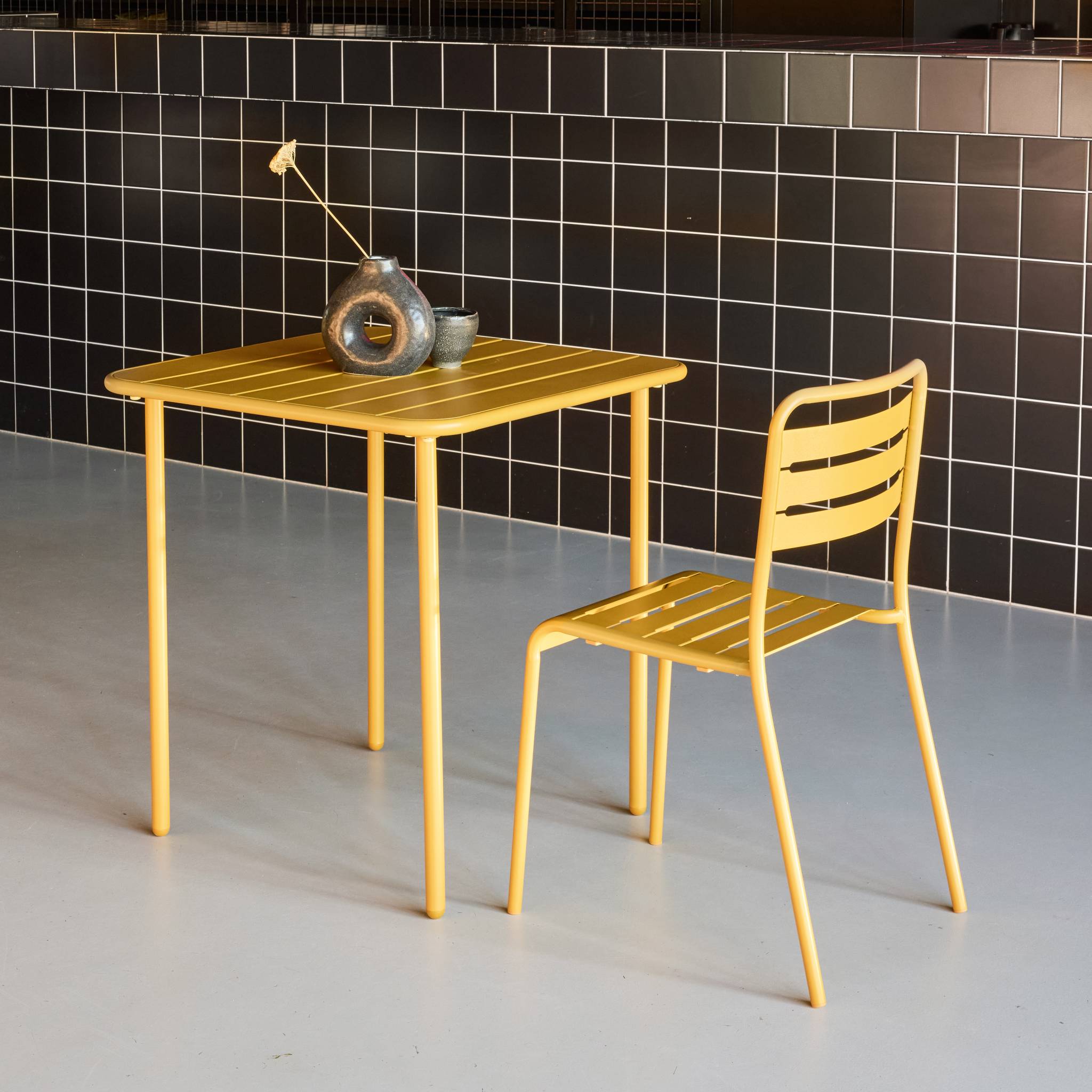 Tavolo da giardino in metallo, 2 posti, ocra