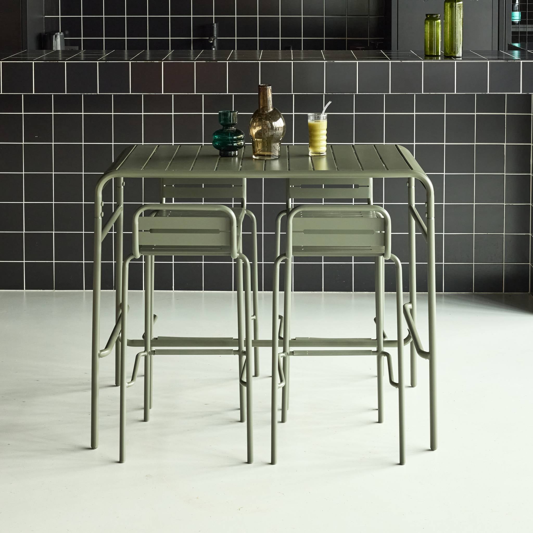 Set tavolo da giardino bistrot alto in acciaio con 4 sedie alte, verde