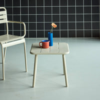 Tavolino da giardino quadrato in acciaio, beige