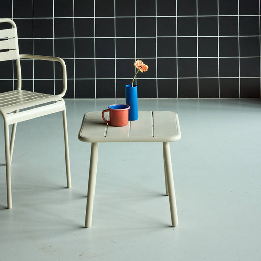 Tavolino da giardino quadrato in acciaio, beige