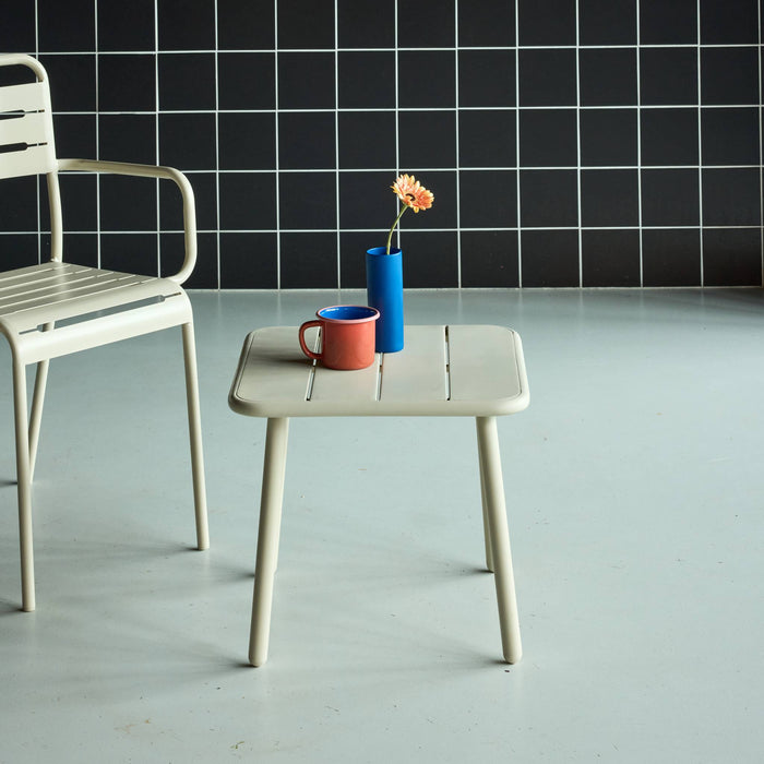 Tavolino da giardino quadrato in acciaio, beige