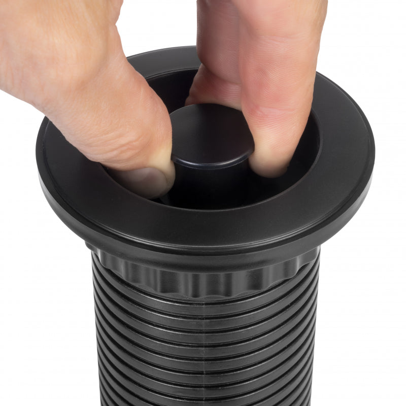 Multiconnettore estraibile Vertikal, EU, Verniciato nero, Tecnoplastica e Alluminio.