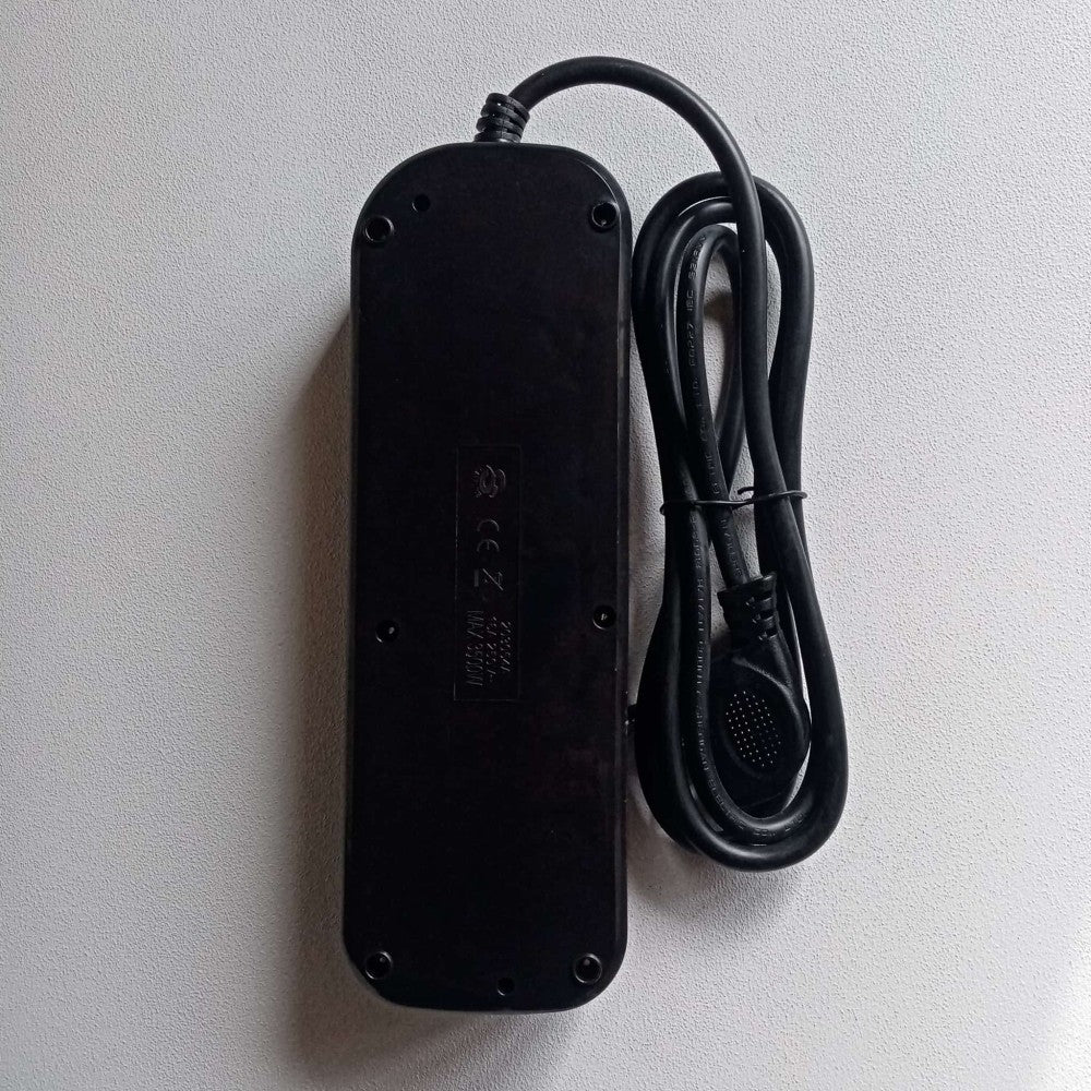 Multipresa nera da 4 posti universali con 5 interruttori cavo da 1,5mt