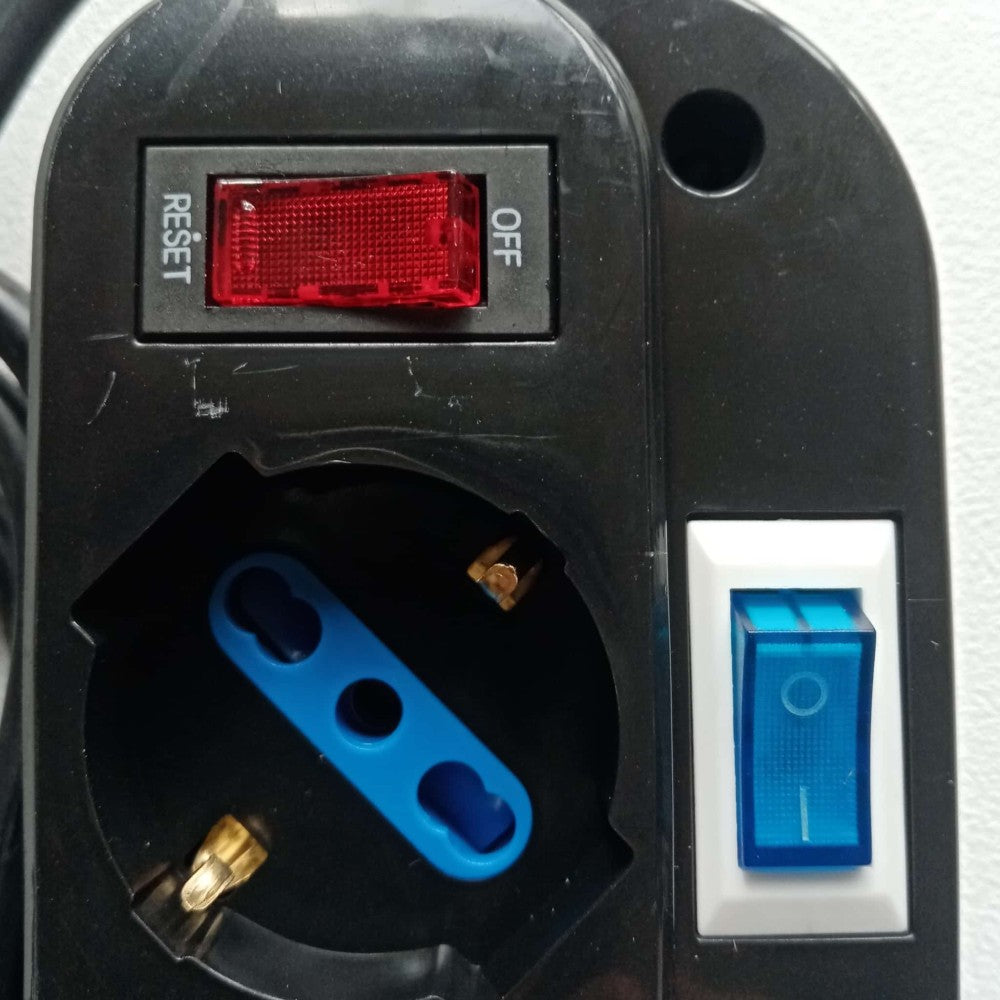 Multipresa nera da 4 posti universali con 5 interruttori cavo da 1,5mt