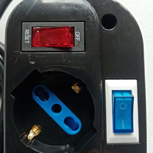 Multipresa nera da 4 posti universali con 5 interruttori cavo da 1,5mt