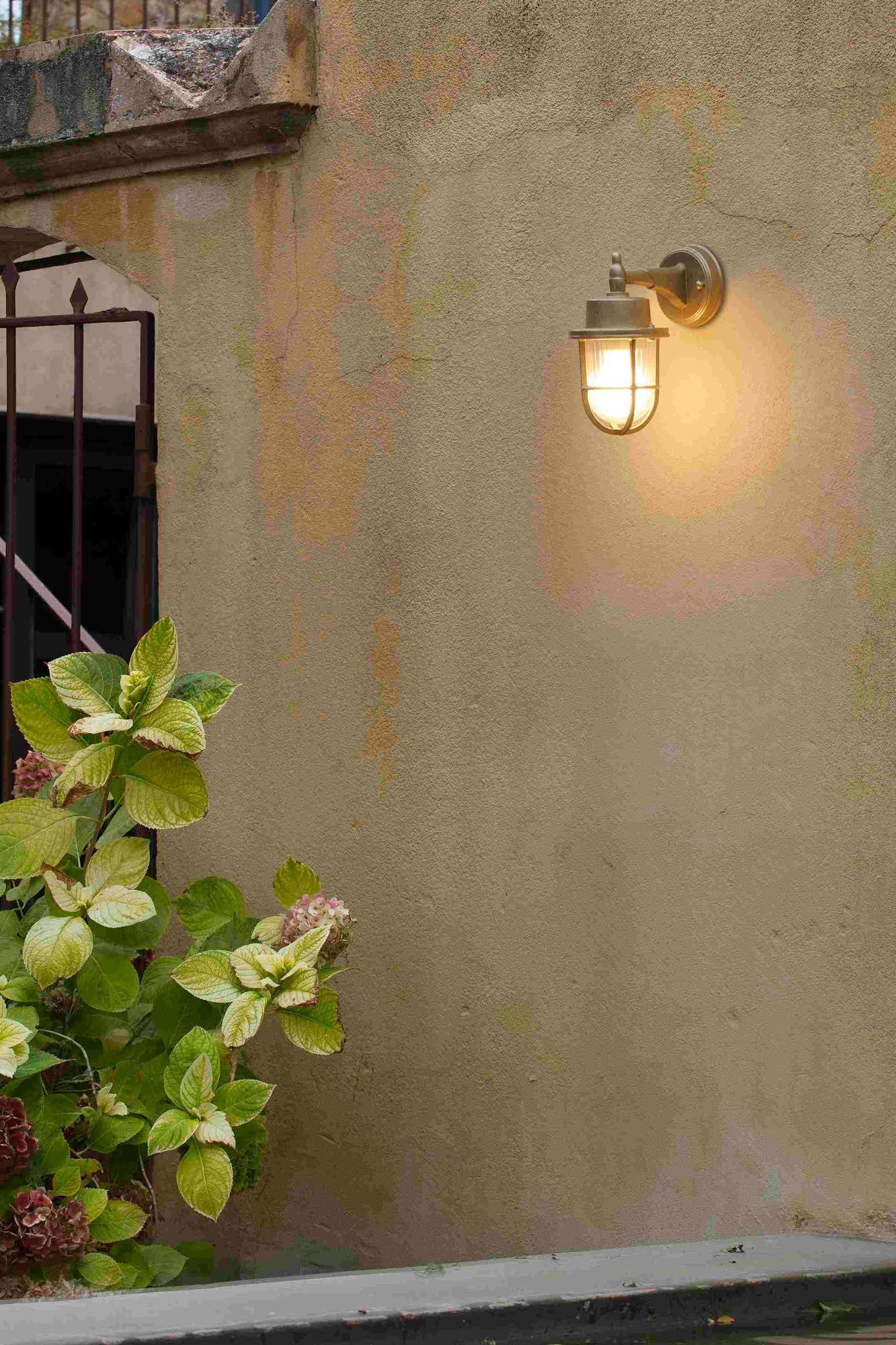 NAHIR, Lampada a Muro in Ottone per Esterni, Faro Barcelona