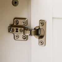 Credenza Mobile di Archiviazione con 3 Porte, 2 Ripiani Regolabili, Piano in Legno Chiaro, 120 x 40 x 70 cm, Bianco