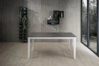 E-STYLO Tavolo allungabile con top cemento grigio in melaminico e base in metallo bianco, 90cm X 156/ 316cm H. 76cm.
