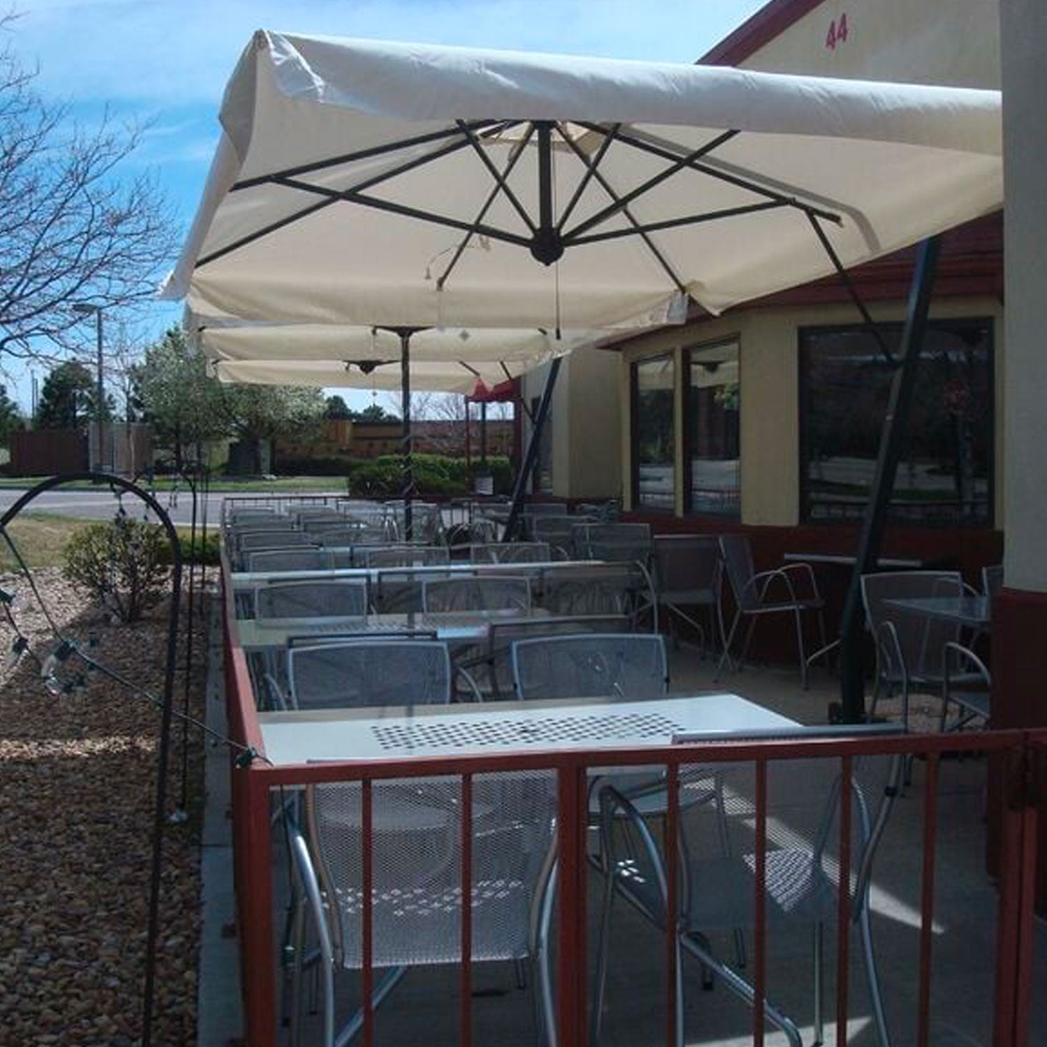 Ombrellone da giardino decentrato palo laterale in legno da 55 mm e telo esagonale in poliestere 180 gr/mq da 300x300 cm con bordura da 50 mm. Ombrellone 3x3 mt tondo con base a croce