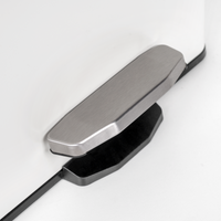 Pattumiera rettangolare esterna Recycle con apertura a pedale, verniciato bianco, alluminio.