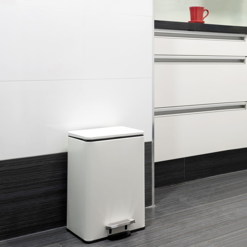 Pattumiera rettangolare esterna Recycle con apertura a pedale, verniciato bianco, alluminio.