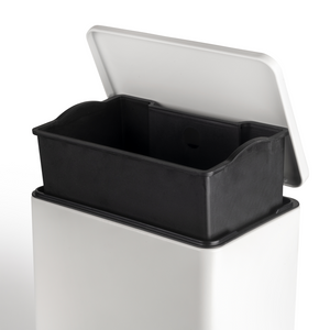 Pattumiera rettangolare esterna Recycle con apertura a pedale, verniciato bianco, alluminio.