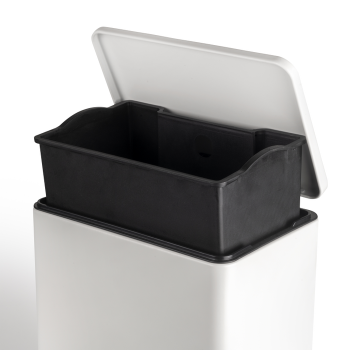 Pattumiera rettangolare esterna Recycle con apertura a pedale, verniciato bianco, alluminio.