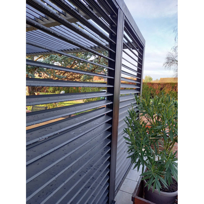 Pergola bioclimatica in alluminio antracite 360x300 cm - Lamelle orientabili 90° - Con pannelli laterali frangisole - 10,80 m² - PER3630VBI Foresta