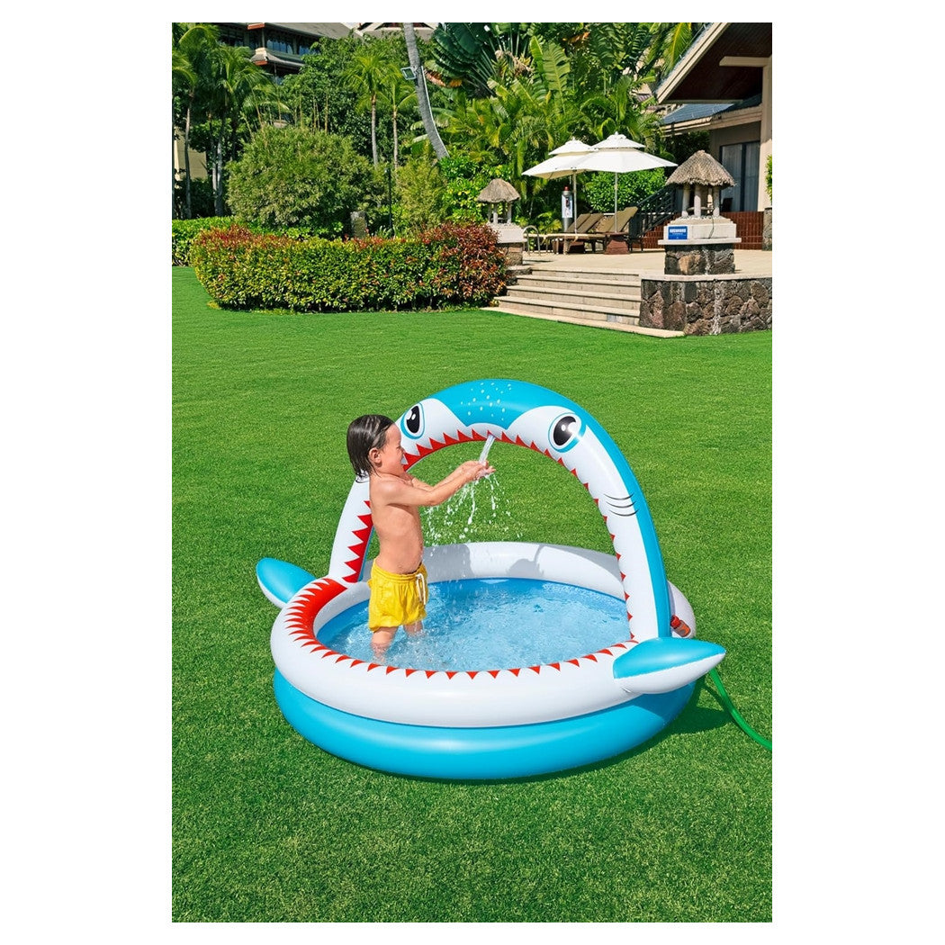 Trade Shop - Piscina Per Bambini Sharktastic 2 Anelli Grafica A Squalo 163x127x92cm Con Spruzzo 53157 -