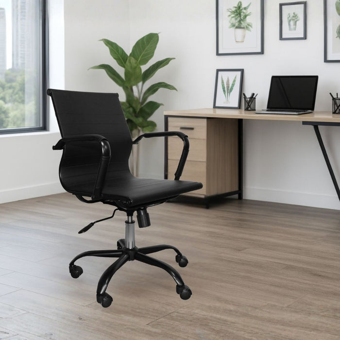 Poltrona da ufficio Nuvia con schienale ergonomico e ruote colore nero H91