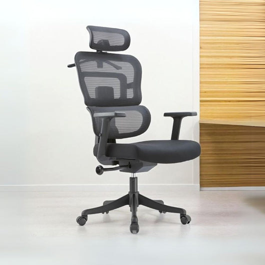 Poltrona ufficio Pumo colore nero con schienale in rete alta elasticità e poggiatesta regolabile