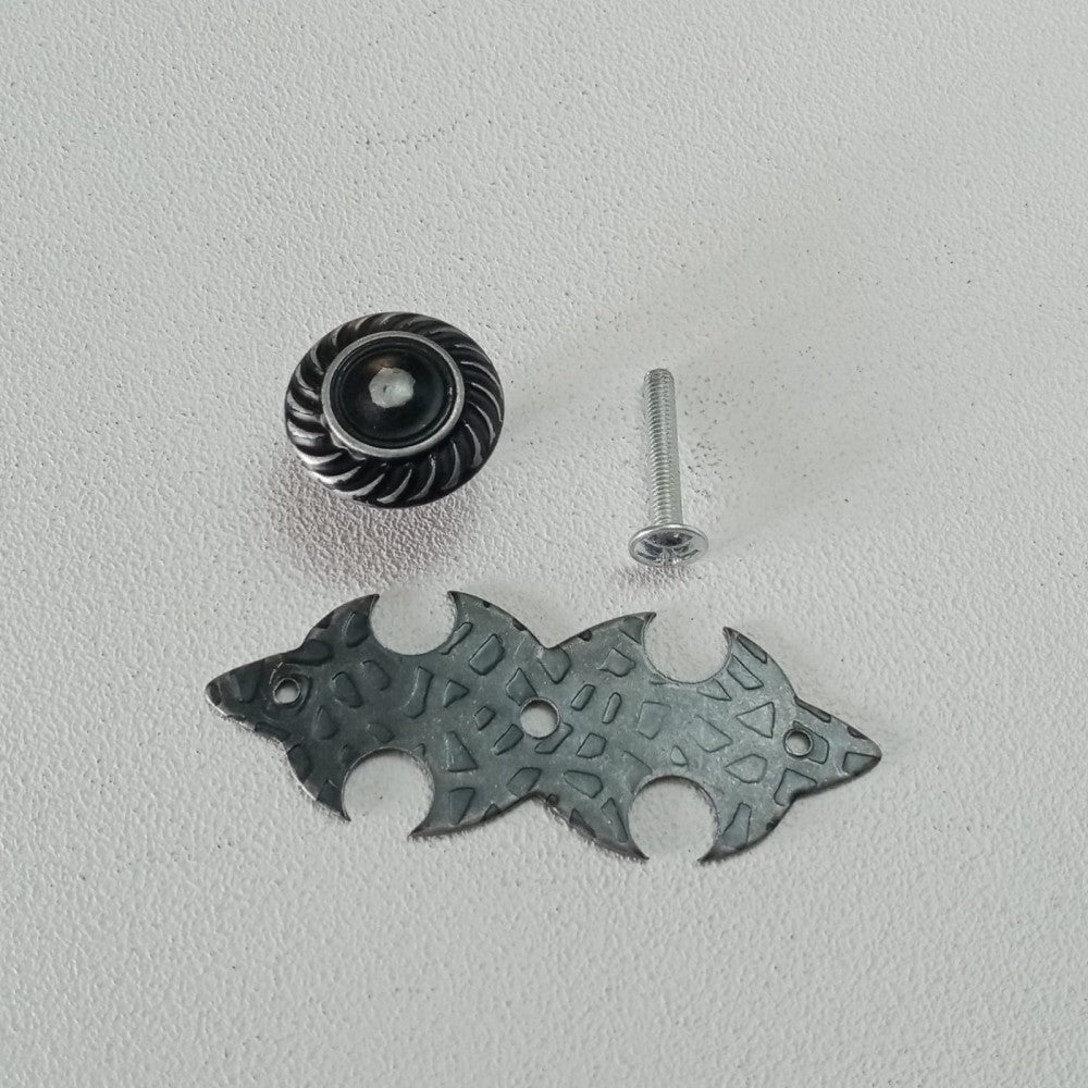 Pomolo per mobili su piastra stile ferro battuto verniciata fumè