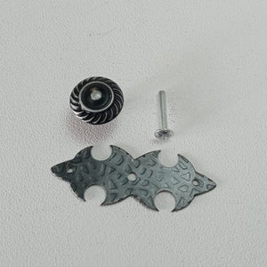 Pomolo per mobili su piastra stile ferro battuto verniciata fumè