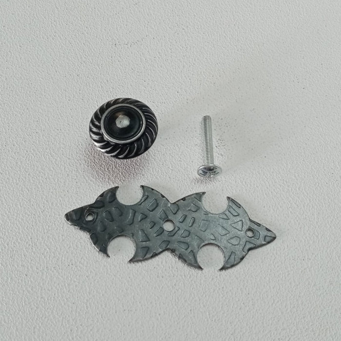 Pomolo per mobili su piastra stile ferro battuto verniciata fumè