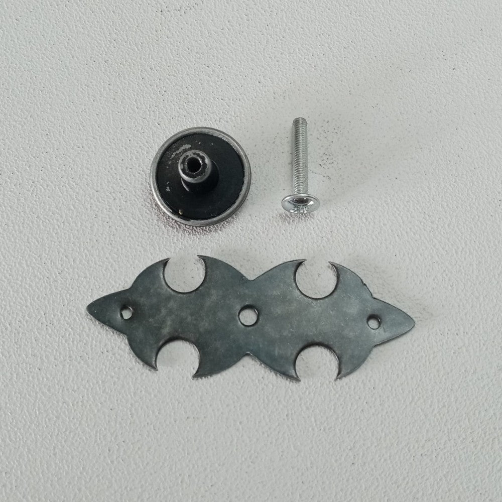 Pomolo per mobili su piastra stile ferro battuto verniciata fumè