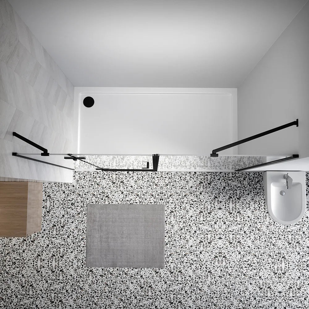 Porta doccia 140cm profili nero opaco apertura battente a sinistra con cerniere 70cm e parete fissa da 70cm vetro 8mm trasparente h195 | Fiji