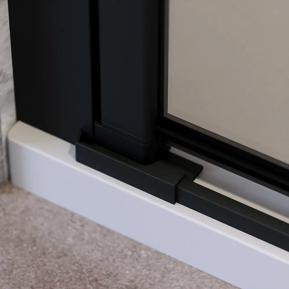 Porta doccia 126-130cm apertura a battente con profili nero opaco e vetro da 6mm trasparente h195 | Elba