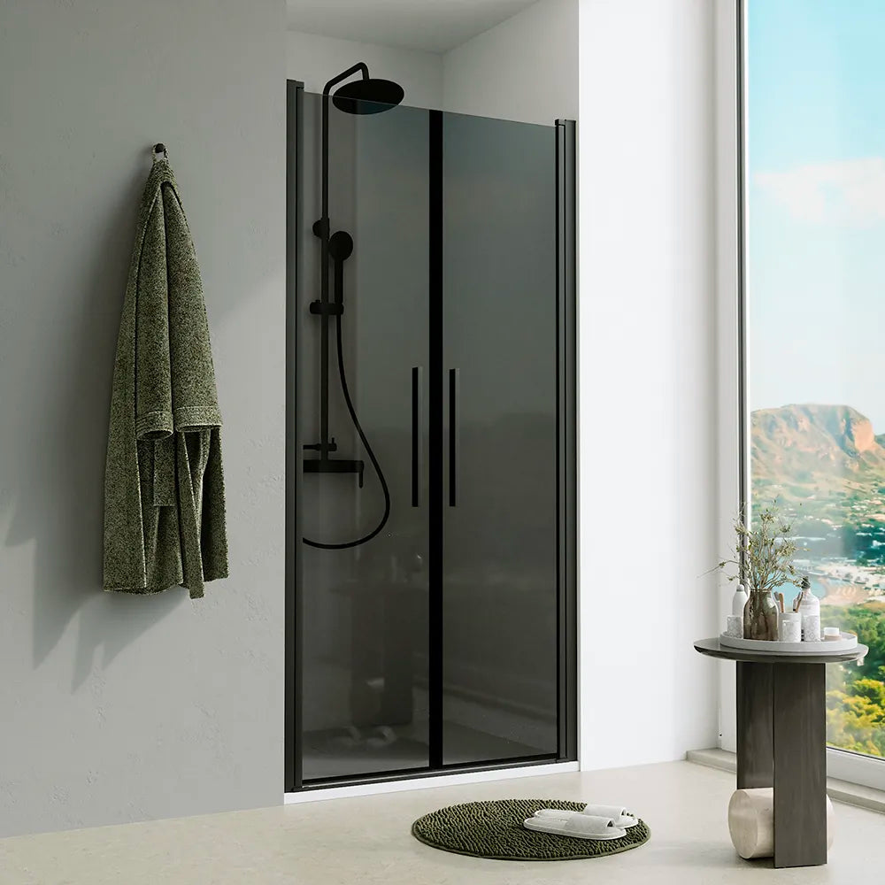 Porta doccia 70cm apertura saloon con profili nero opaco e vetro da 6mm fumè h195 | Elba
